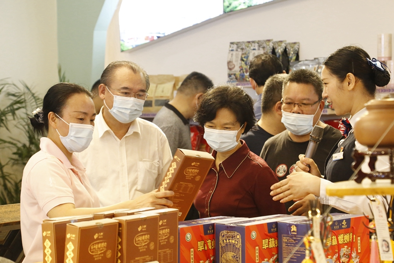 10.參觀那馬服務(wù)區(qū)扶貧產(chǎn)品展銷廳，此為廣西高速公路第一家扶貧產(chǎn)品展銷廳.JPG
