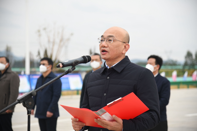 自治區(qū)交通運(yùn)輸廳黨組成員、總工程師陳津維宣布通車(chē).jpg